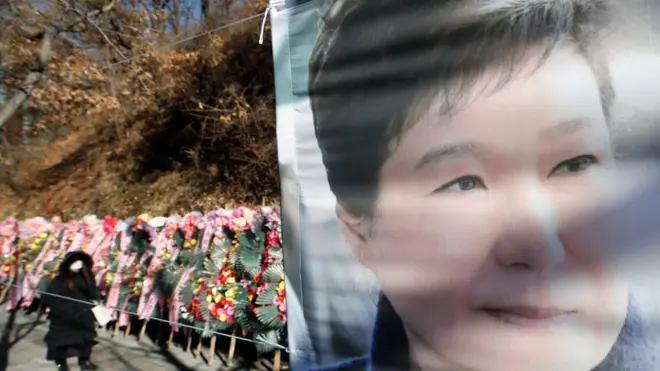 박근혜 전 대통령이 신년특별사면으로 석방된 31일 서울 강남구 삼성서울병원 앞에 박 전 대통령의 석방 환영 및 쾌유를 기원하는 현수막이 걸려있다