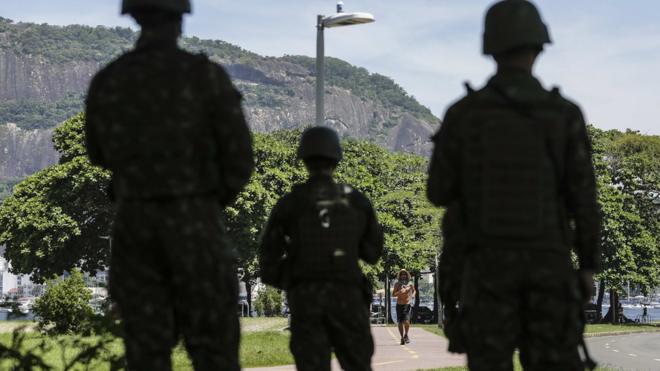 Exército policiando o Rio