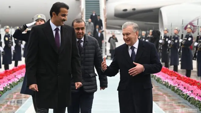 Маросимда иштирок этиш учун Қатар амири Ўзбекистонга етиб келган, уни аэропортда Мирзиёевнинг шахсан ўзи кутиб олган.