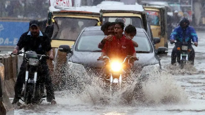 جب کراچی شہر ڈوب رہا ہو تو شہری کیا کریں؟