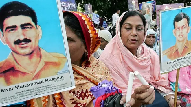 پائلٹ آفیسر راشد منہاس (دائیں) 1971 کی جنگ کا پانچواں نشانِ حیدر حاصل کرنے والے فوجی تھے۔ وہ یہ اعزاز حاصل کرنے والے سب سے کم عمر اور پاکستانی فضائیہ کے وہ واحد افسر ہیں جنھیں بے مثال شجاعت پر نشان حیدر دیا گیا۔