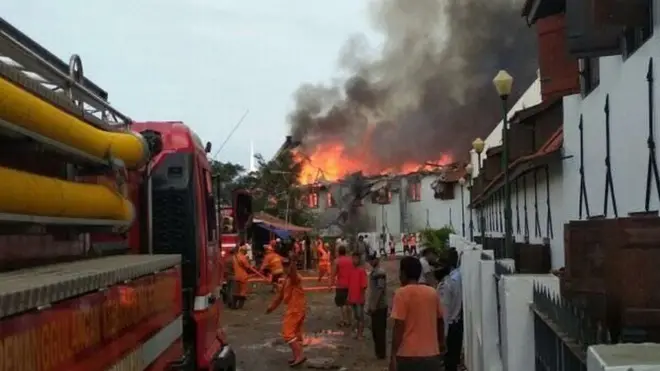 Ketika api mulai melahap sebagian atap Museum Bahari pada Selasa pagi.