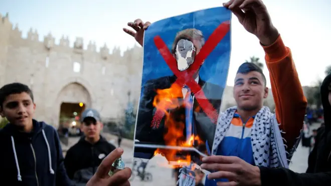 متظاهرون يحرقون صورة ترامب