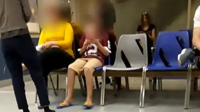 Hooyada wiilkeeda u dalbatay dakhtarka caddaanka ah