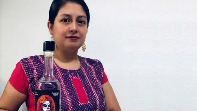 Patricia Ruíz ha estado explorando las ventas de su mezcal en internet.