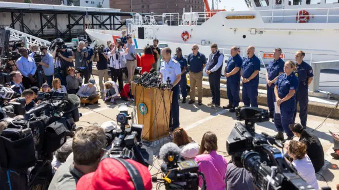 انتقد رواد مواقع التواصل الاهتمام الواسع بتفاصيل قضية الغواصة تيتان والتقصير بالمقابل بتفاصيل قضية غرق قارب اللاجئين قرب السواحل اليونانية