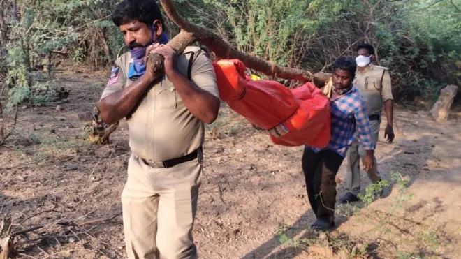 కోవిడ్ మృతులను చేరవేస్తున్న పోలీసులు