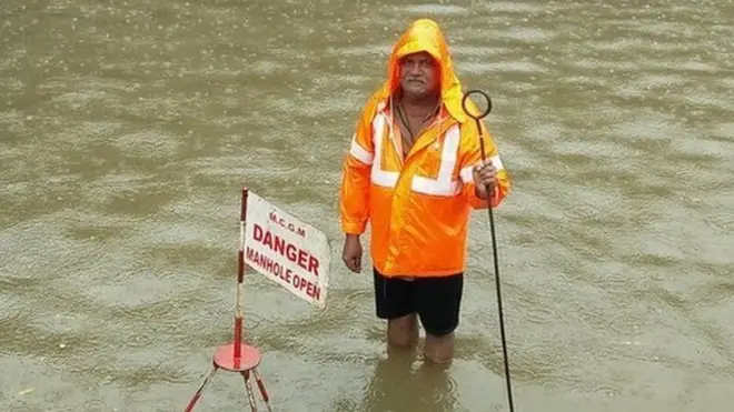 ગટરના ઢાંકણા પાસે ફરજ બજાવતા કાશીરામ.