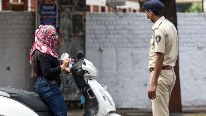 યુવતીને રોકતાં પોલીસકર્મી