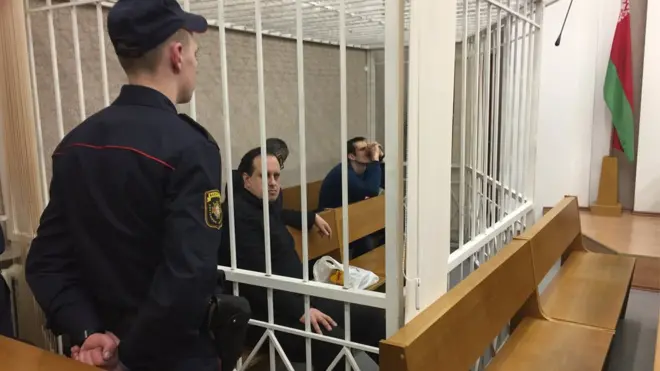 Во время процесса обвиняемые находились в железной клетке и под усиленным милицейским конвоем