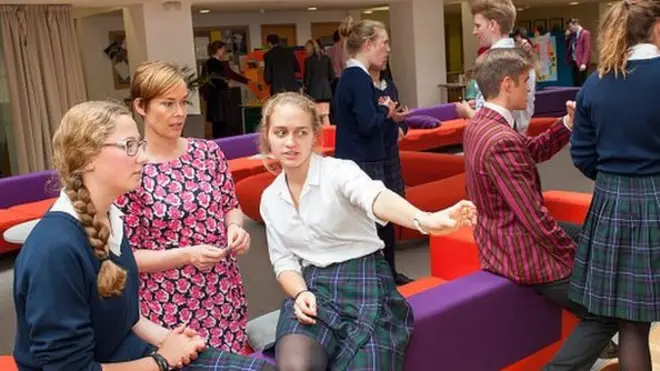 Nữ sinh trường tư Fettes College ở Edinburgh, Scotland. Đây là trường có cả học sinh nam và nữ, dạng 'co-ed day and boarding school'
