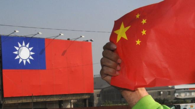 中国国旗与台湾国旗。
