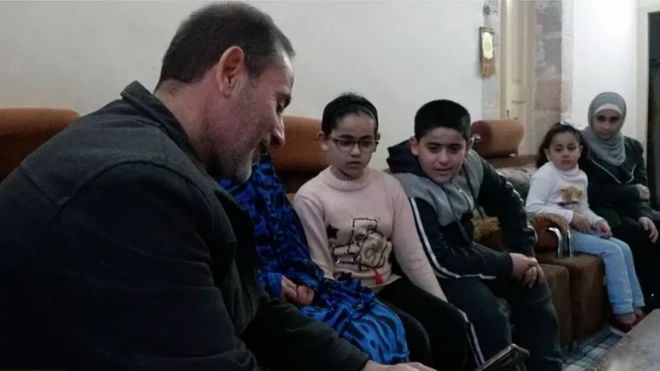 यासिर अबु मरखिया (बाएं) जिनसे इंटरव्यू के दौरान इज़रायली हमलावर उनके घर में घुस आए