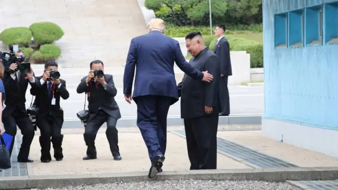 Donaald Tiraamp fi Km Joong-un