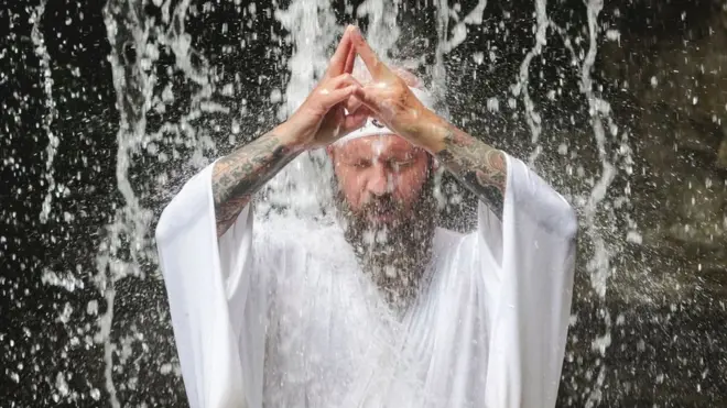 Meditasi di bawah air terjun adalah salah satu ritual yang diwajibkan untuk menjadi Yamabushi bersertifikat.