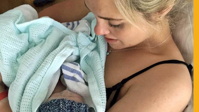 Elle sosteniendo a Teddy.