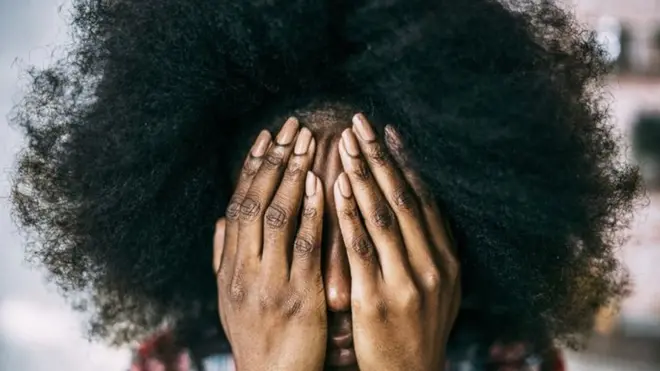 Dubartii cinqamtee, harka lamaan fuula qabattee jirtu