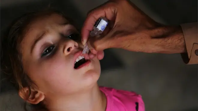 پورے ملک میں اب دس سے زائد عمر کے بچوں کو بھی پولیو کے قطرے پلائے جارہے ہیں