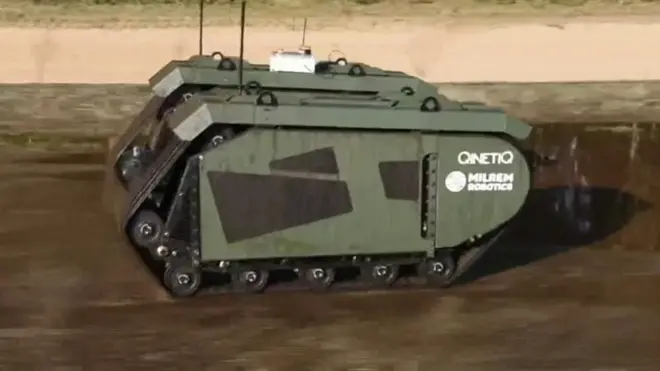 وزارة الدفاع البريطانية تجري تدريبات عسكرية كبيرة تشارك فيها آليات وأسلحة يتحكم فيها عن بعد. ولكن هناك مخاوف من تطوير أسلحة تعمل بشكل مستقل عن تدخل الإنسان.