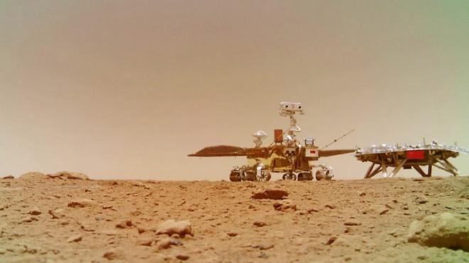 祝融號在火星表面
