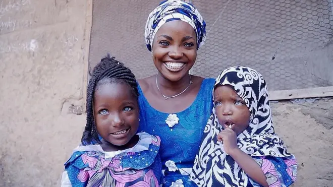 నైజీరియన్ నీలికళ్ల మహిళ