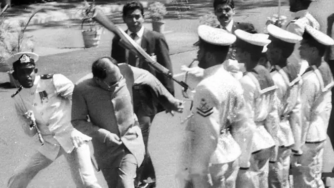 කොළඹදී ඉන්දීය අගමැති රජීව් ගාන්ධිට පහරදුන් අවස්ථාව