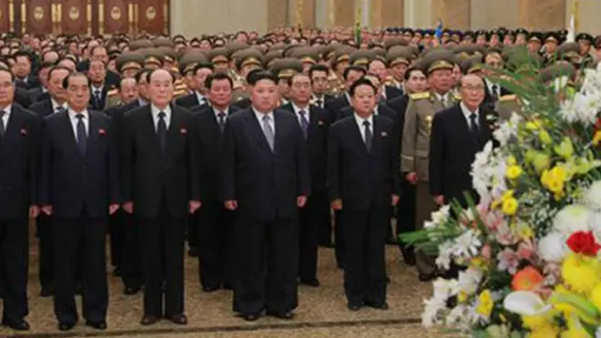 김정은 북한 국무위원장이 신년을 맞아 김일성 주석과 김정일 국방위원장의 시신이 안치된 금수산태양궁전을 찾았다고 노동신문이 1일 보도했다