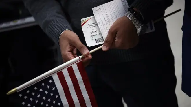 یک تبعه یمن در حالی که مدارک ورود به آمریکا را در دست دارد، در فرودگاهی در واشنگتن