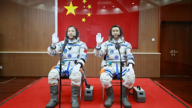 Космонавты