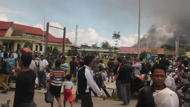 Warga mengungsi di Mapolres Jayawijaya setelah unjuk rasa Senin (23/09).