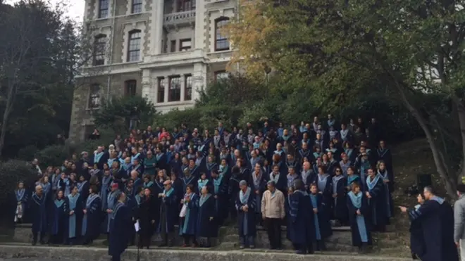 Boğaziçi Üniversitesi'ndeki öğretim görevlilerinin de destek verdiği protestoda, rektörlük seçimini düzenleyen KHK'nın iptali talep edildi.
