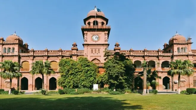 ترجمان پنجاب یونیورسٹی خرم شھزاد کا کہنا ہے کہ طالب علموں کے الزامات حقیقت پر مبنی نہیں اور نہ ہی انتظامیہ نے زبانی یا تحریری طور پر ایسے احکامات دیے گئے ہیں