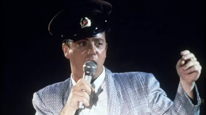 Билли Джоэл в фуражке солдата Советской Армии на одном из концертов турне по СССР 1987 года