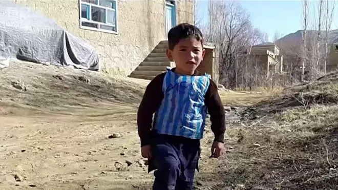 Akana ko muri Afghanistan kikundira Messi gahingwa n'abarwanyi b'aba Taliban. Ako kana mu 2016 kagaragaye mw'ivideo kambaye ishashi yanditseko Messi