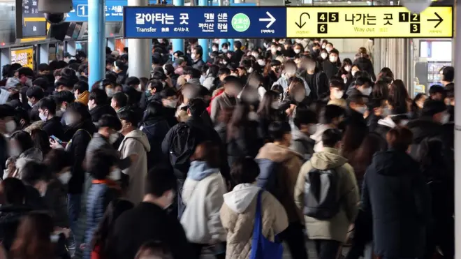 3일 오전 서울 신도림역 출근길 발걸음을 재촉하는 시민들