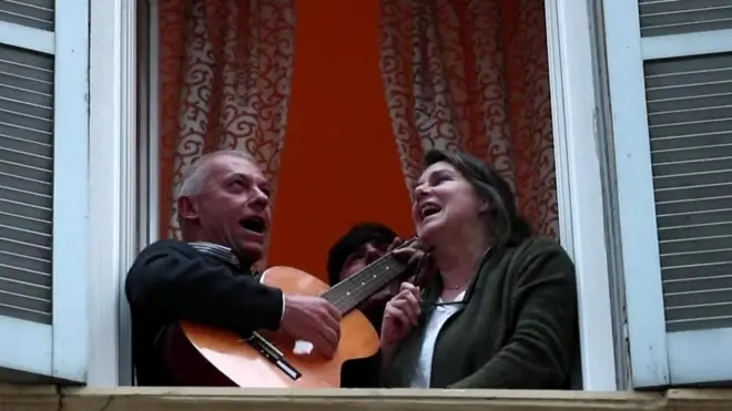 Con instrumentos o con ollas y sartenes, muchos se han sumado al coro para mantener el buen ánimo.