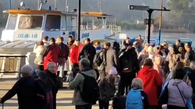 Rusiya telekanalları Dnepr çayını keçmək üçün toplaşan insanların görüntülərini nümayiş etdirib