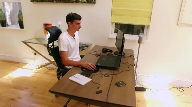 Дональд зарабатывает на жизнь игрой в покер