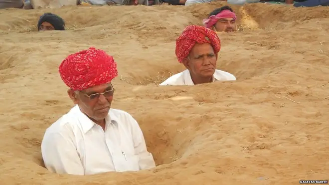 જમીનમાં દટાયેલા ખેડૂતો