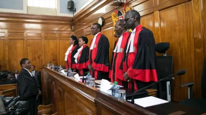 Katika ripoti ya iliyowasilishwa kwa rais Uhuru kenyatta dhidi yake Jaji Jackton Ojwang( wa pili kulia) anashutumiwa kuwa na mienendo isiyofaa