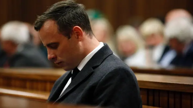 Oscar Pistorius escucha su sentencia.