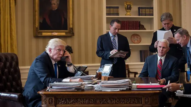 Дональд Трамп говорить по телефону