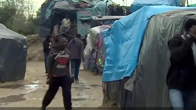 فرانس میں واقع جنگل نامی کیمپ گزشتہ سال بند کر دیا گیا تھا۔ کیمپ کے کچھ مکین جاتے ہوئے اپنی مختلف اشیاء وہاں چھوڑ گئے تھے۔ اب لندن میں ان میں سے کچھ اشیاء کی نمائش کی جا رہی ہے۔