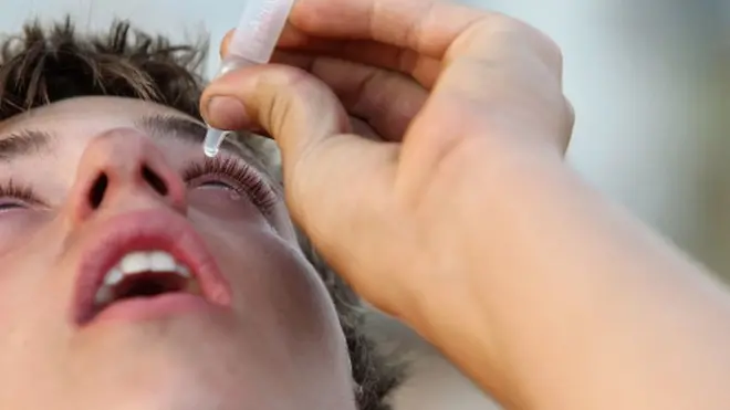 El uso diario de atropina en una concentración de 0,01% está considerado como el más efectivo.