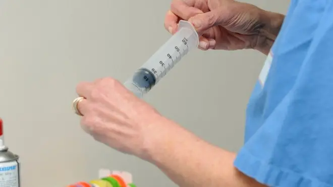 Elinde şırıngalı bir doktor