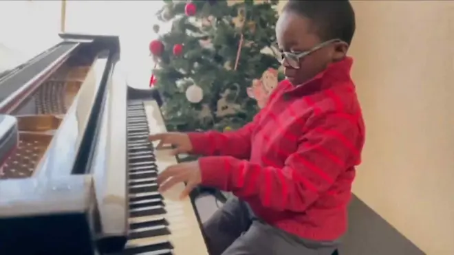 جود طفل على طيف التوحد يبلغ من العمر 11 عامًا يتوقع البعض أن موهبته في عزف البيانو تؤهله لأن يكون موتسارت القادم.