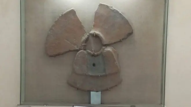 वैशाली संग्रहालय में पहली से दूसरी शती ईस्वी का एक टॉयलेट पैन यानी शौचालय की सीट रखी हुई है.