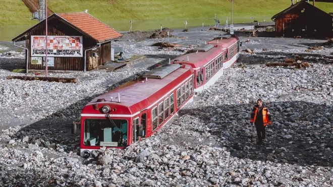 اگست میں آسٹریا میں شدید سیلاب کے نتیجے میں ملبہ بہہ کر ٹرین سٹیشن میں آ گیا تھا