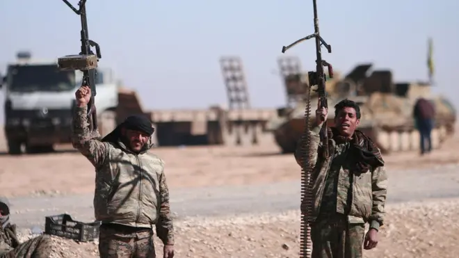 مقاتلان من قوات سوريا الديمقراطية في شمال الرقة