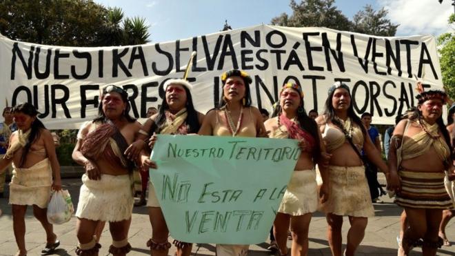 Nemonte Nenquimo, en el centro, en una manifestación